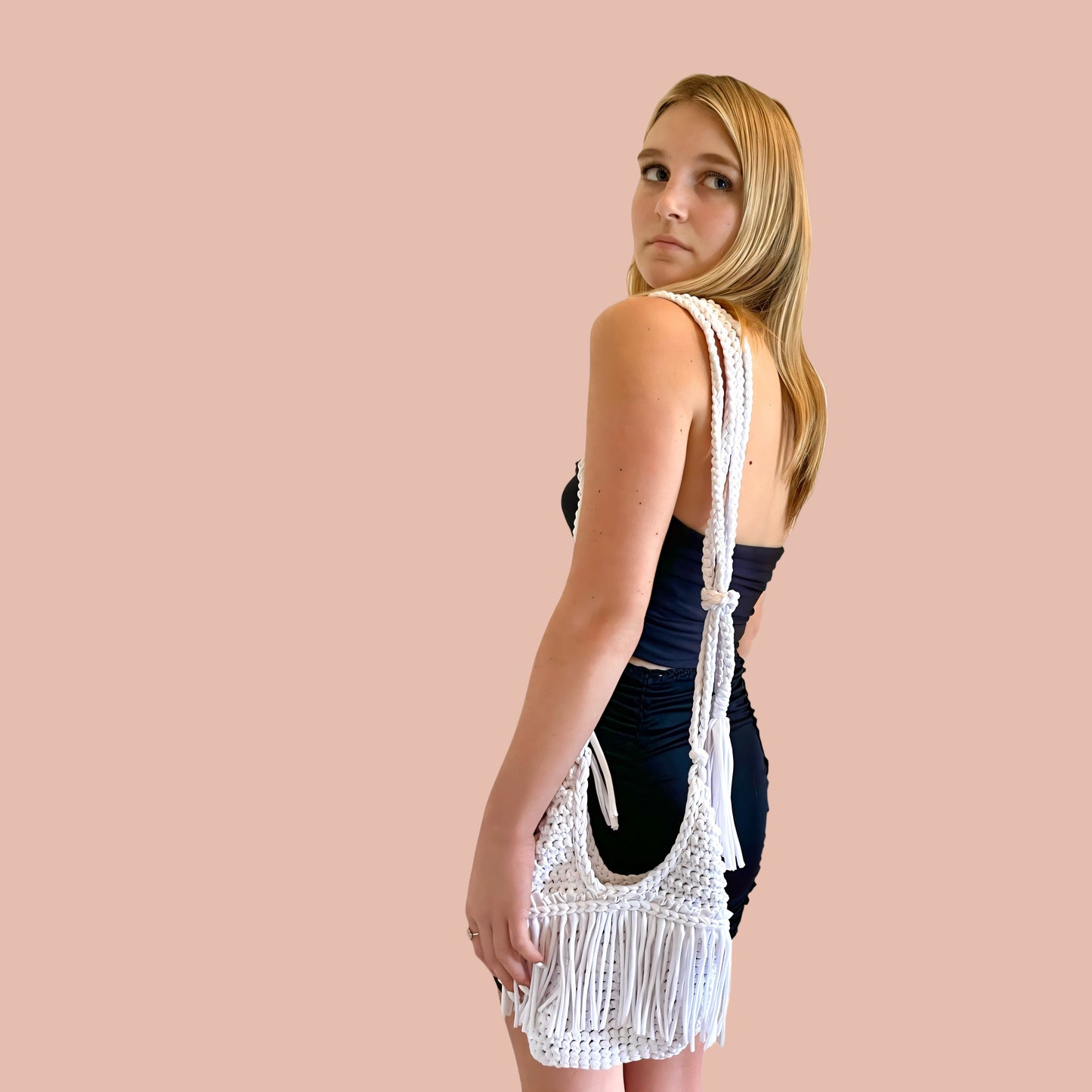 CROCHETED DROP HANDLE FRINGE BAG • white